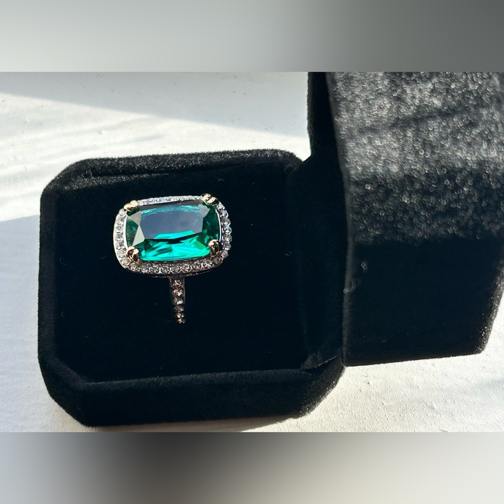 Size 8 - Beautiful Teal Green Cocktail Ring, Large Center Stone - Picture 4 of 17